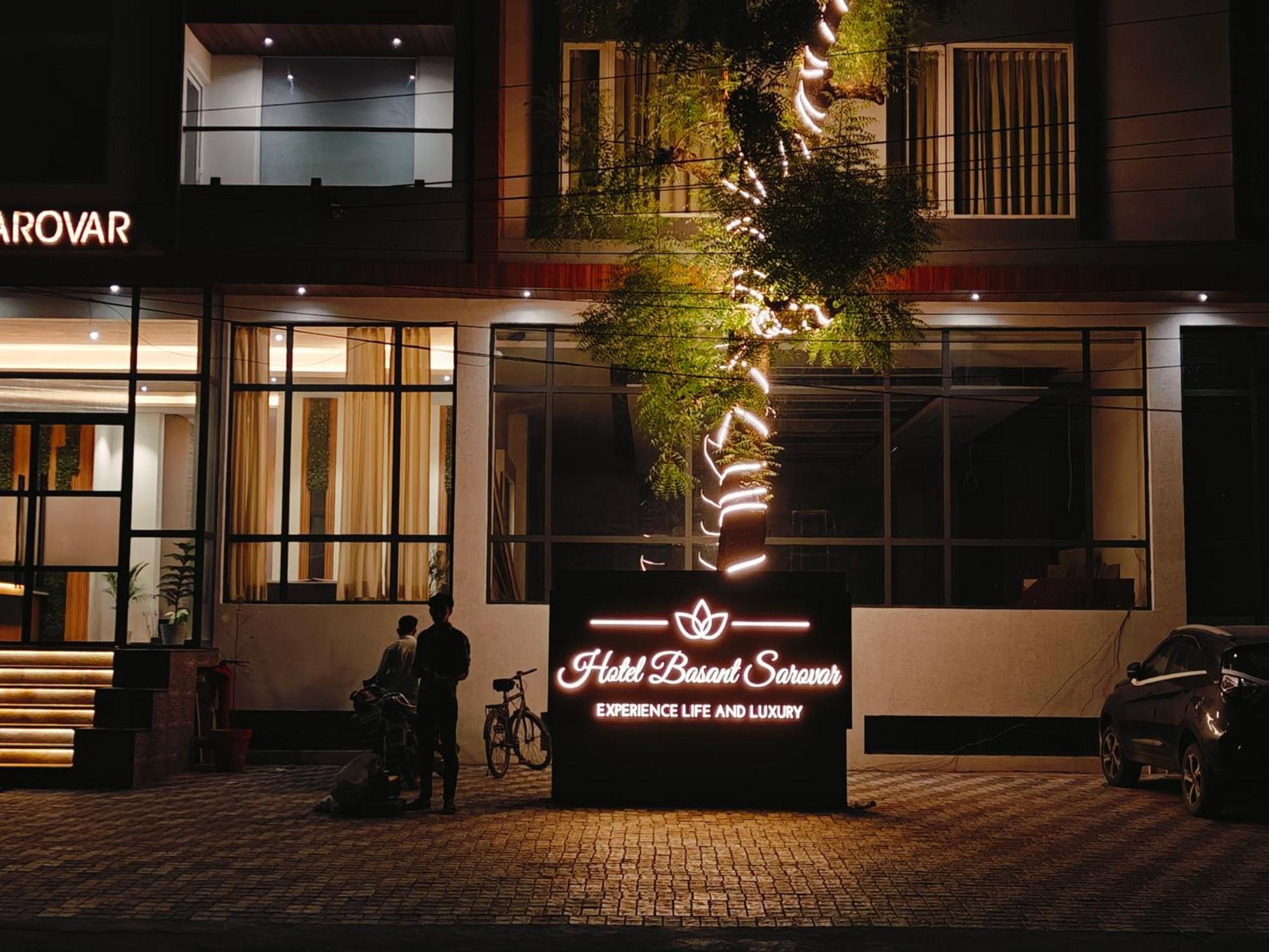 Hotel Basant Sarovar Mathura Exterior foto